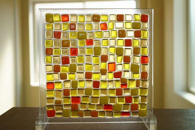 在庫処分 フュージング モザイク イエロー×オレンジ 18cm×18cm 【ステンドグラス工房直販 ドア 扉 スクエア 明かり採り 壁埋め込み 小窓 新築 改築 新生活 リフォーム インテリア 建材パーツ 空間アクセント 室内装飾 壁装飾】