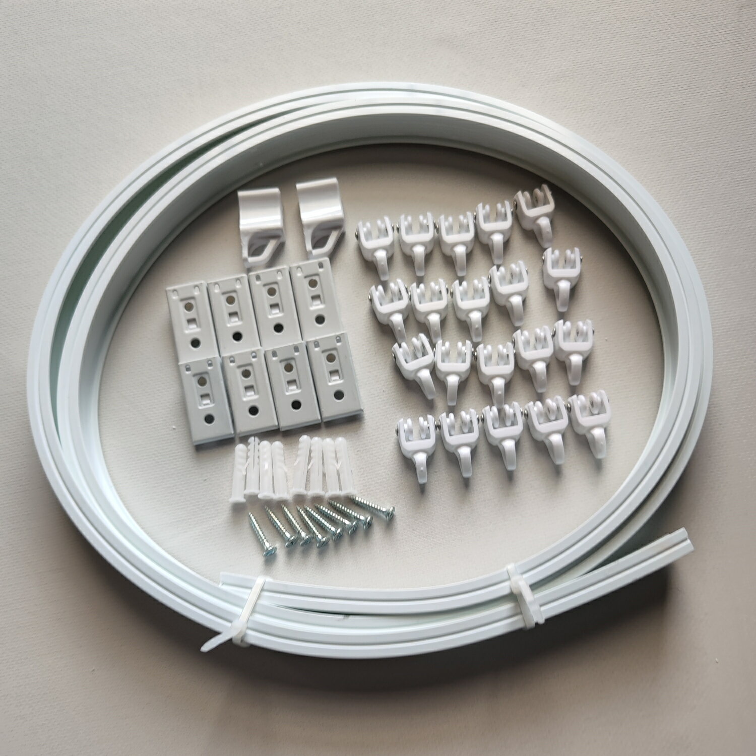 ECOCURTAIN 第三世代の新型自由に曲がるカーテンレールは、天井および正面に取り付け可能で、自由に長さをカットできます。車用、パーティション用、天井DIY用のアーチ型カーテンレールとしても使用でき、17種類のサイズから選べます