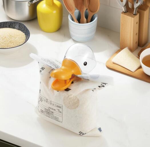 【50%OFFクーポン★17日9:59迄】\SNSで話題/ クリップ クリッピーカップ ダック オレンジ 38443 あひる フード かわいい 計量カップ 普通米 無洗米 すり切り 一合 アヒルクリップ お米 米袋 米 計量カップ クリップ ペットフード おやつ アニマル キッチン用品 曙産業